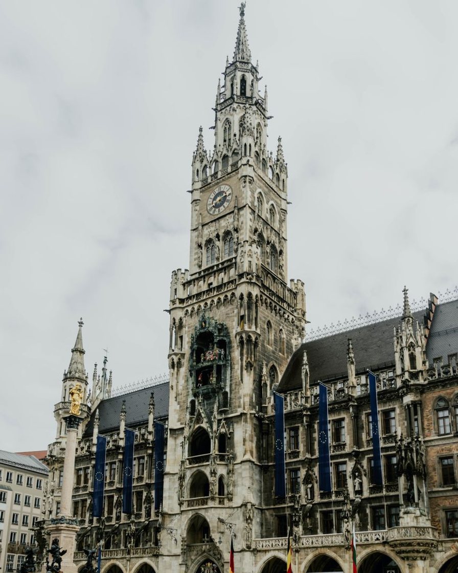 Marienplatz mit Neuem Rathaus in München an einem Samstagvormittag mit Passanten
