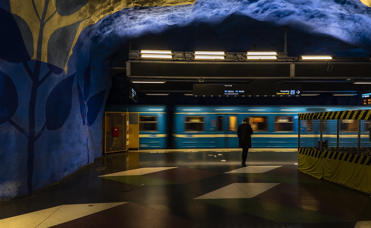 Menschenleerer U-Bahn-Steig mit Deckenbeleuchtung und Zugangstreppe am Bahnsteigende