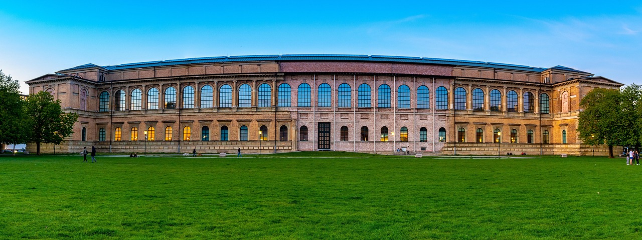Die Alte Pinakothek in München, Längsansicht des Museumsbaus in der Abendsonne