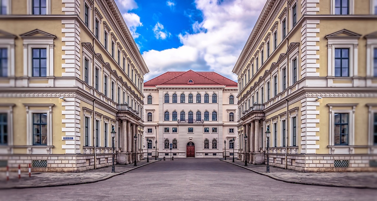 Der Odeonsplatz mit Feldherrnhalle und der gelben Theatinerkirche am nördlichen Rand der Altstadt