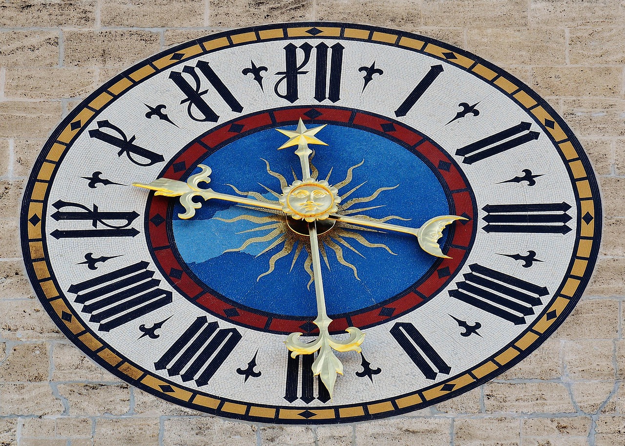 Turmuhr und Zierfassade des Neuen Rathauses am Marienplatz aus der Nähe