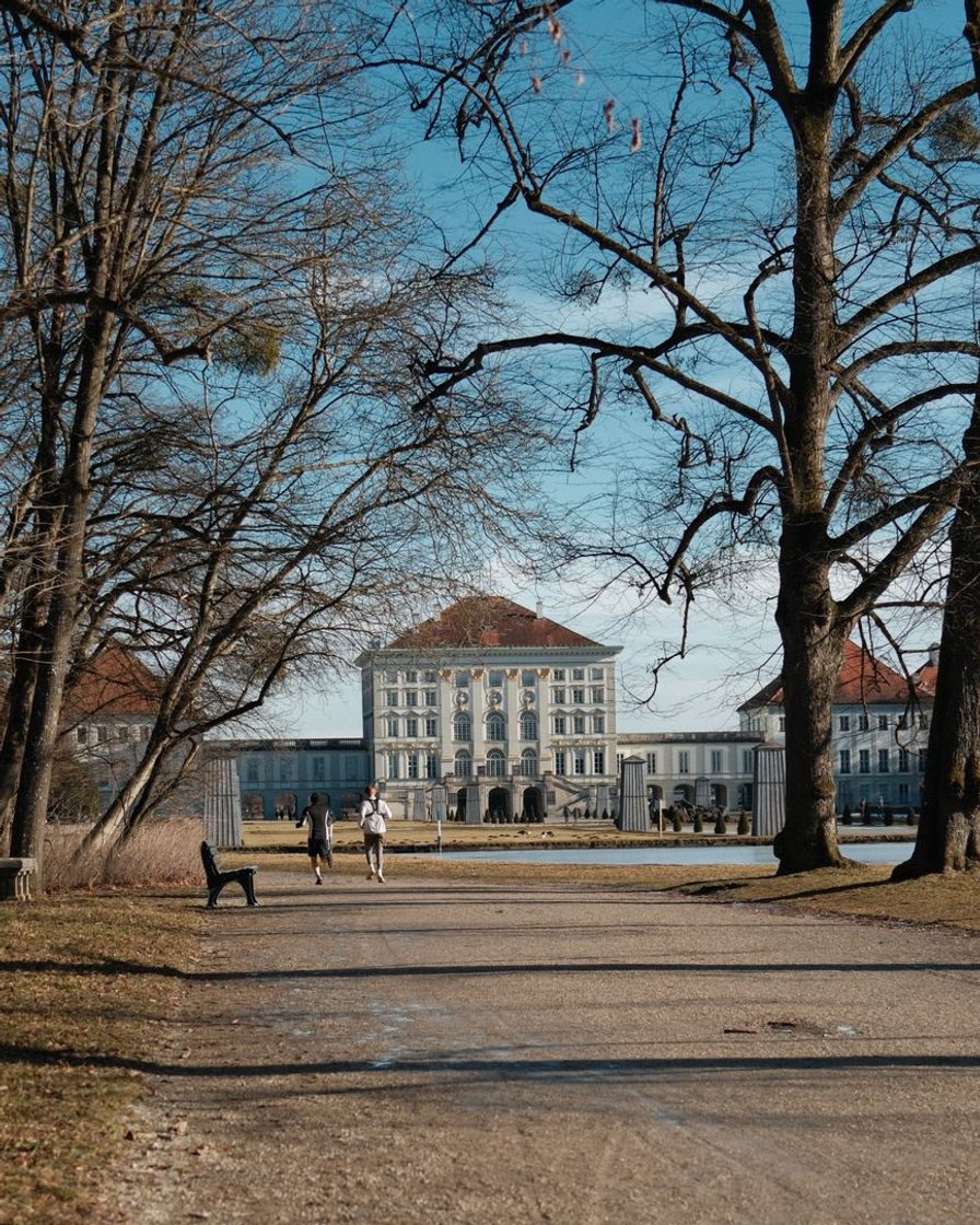 Schloss Nymphenburg zur blauen Stunde, gespiegelt im Wasser des Schlosskanals